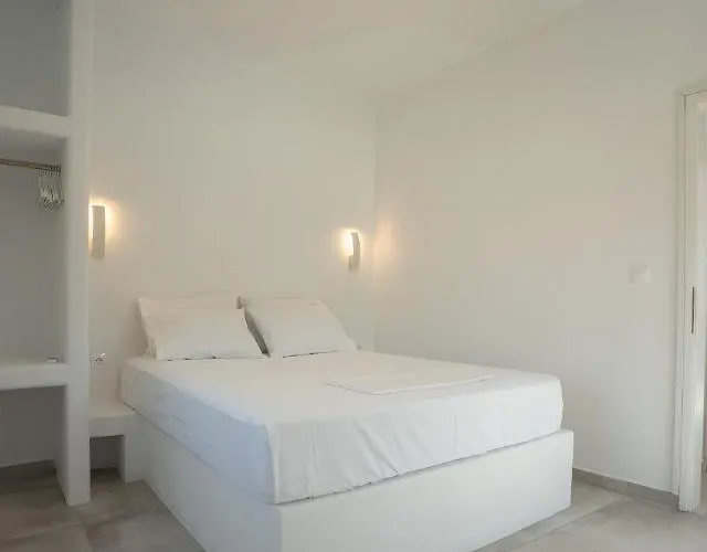 Traditional White House2 * Dhragoulas